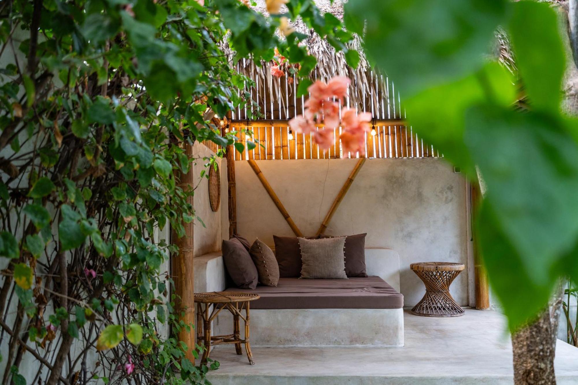 Villa Burung Authentic 3-bedroom Bamboo With Private Pool