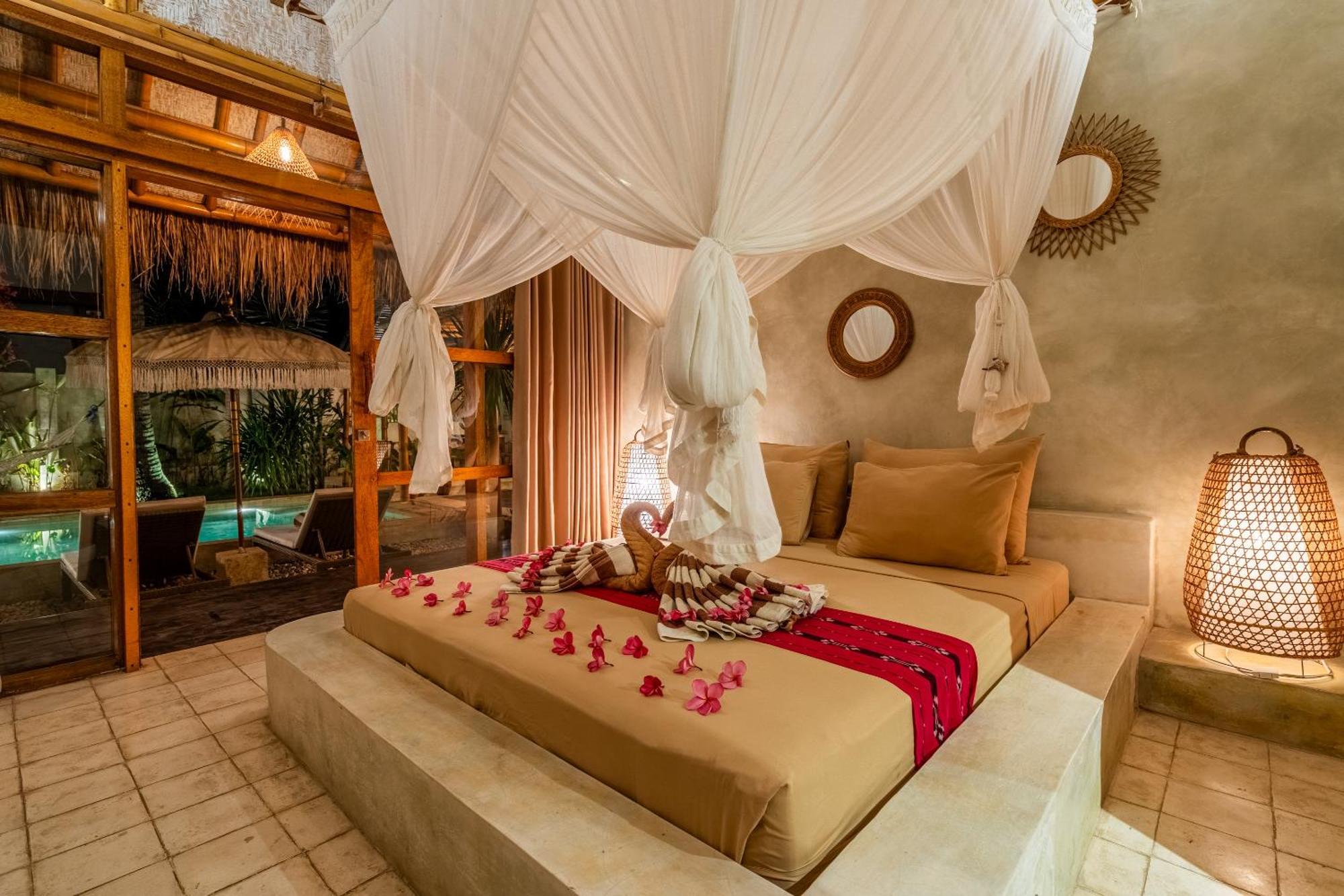 Burung Authentic 3-bedroom Bamboo With Private Pool Villa Gili Air