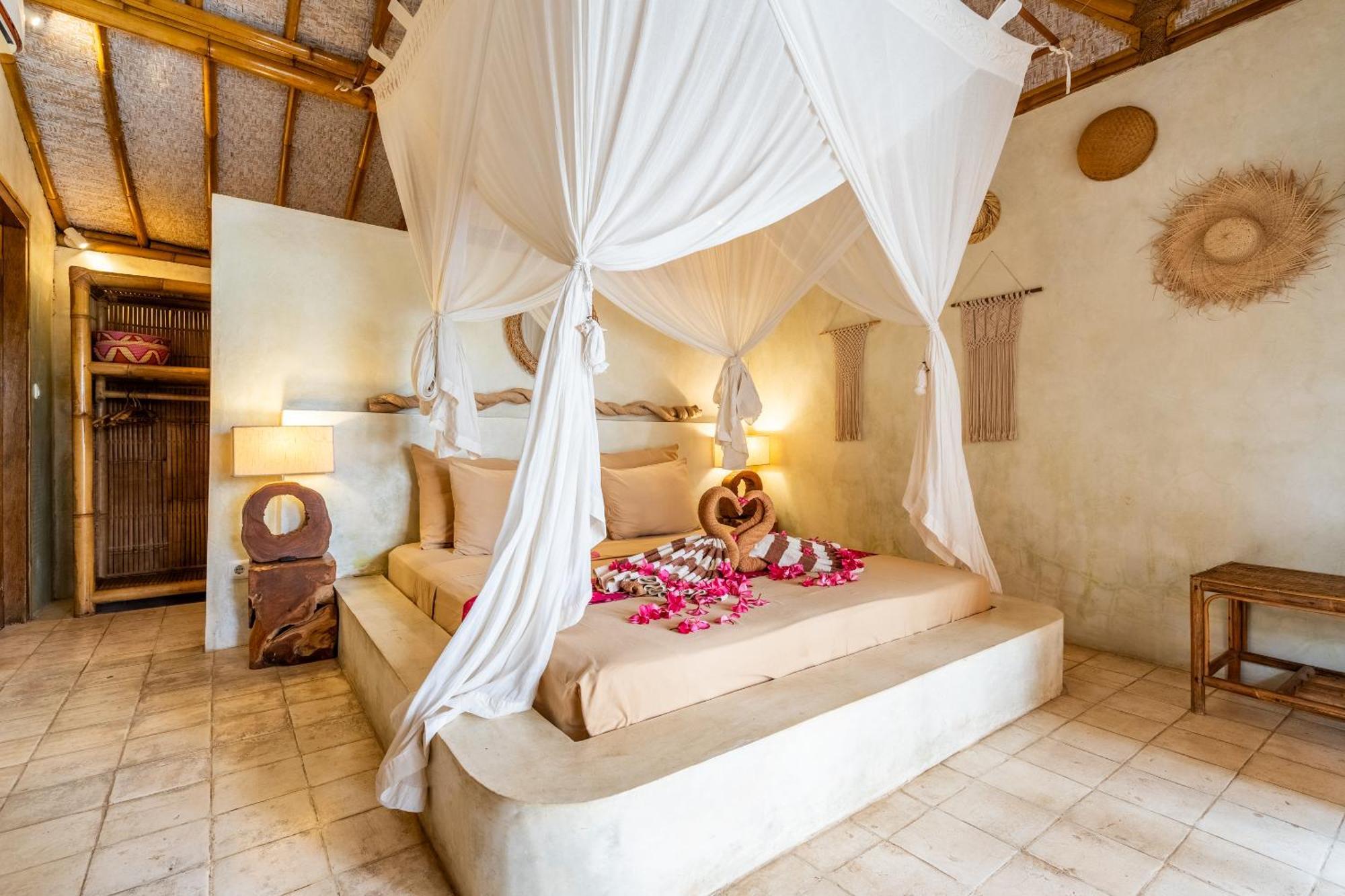 Burung Authentic 3-bedroom Bamboo With Private Pool *