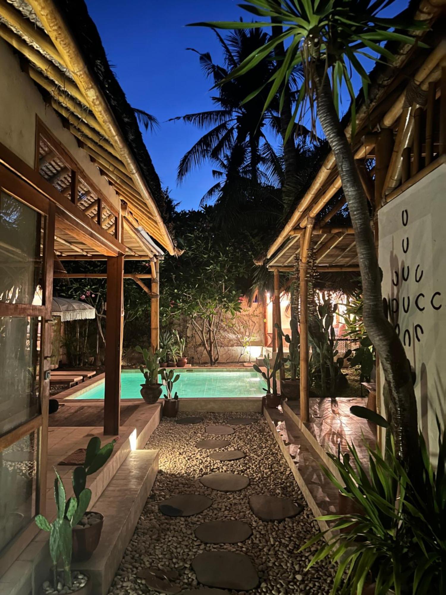 Burung Authentic 3-bedroom Bamboo With Private Pool